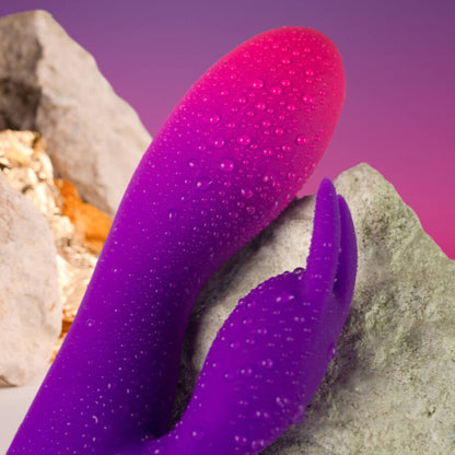 Vibratore coniglio viola Glo-Girl di ROCKS-OFF, design ergonomico e dettagliato, ideale per stimolazione intensa.