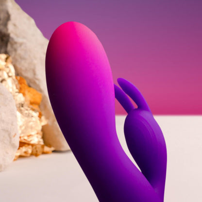 Vibratore coniglio viola ROCKS-OFF Glo-Girl, design ergonomico con testina rotante e stimolazione mirata, visibile in immagine.