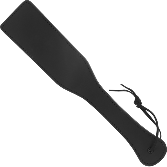 Pala in pelle vegana INTENSE FETISH, manico ergonomico e superficie liscia, usata come strumento BDSM.