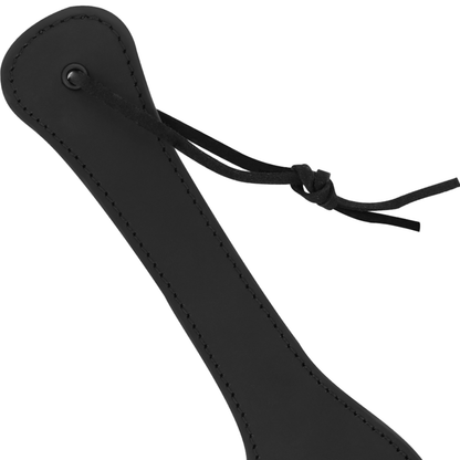 Pala in pelle vegana INTENSE FETISH, con superficie liscia e manico robusto, utilizzata per giochi di dominazione BDSM