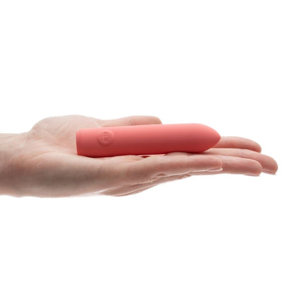 Bullet rosa JE JOUE ILY, piccolo giocattolo in silicone rosa con superficie liscia e design ergonomico, per stimolazione sensoriale.