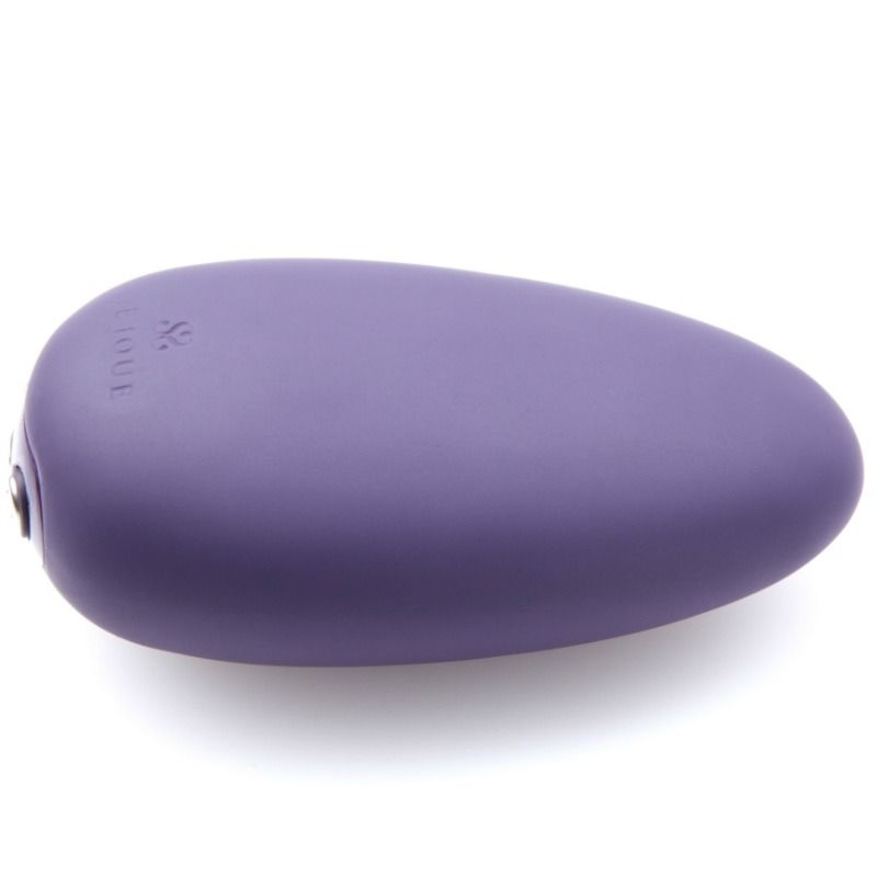 Massaggiatore vibrante viola JE JOUE, dispositivo ergonomico con pulsanti di controllo e rivestimento in silicone.