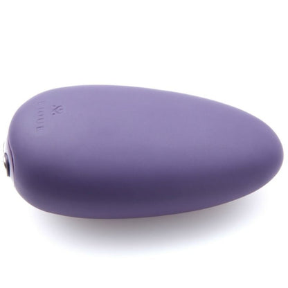 Massaggiatore vibrante viola JE JOUE, dispositivo ergonomico con pulsanti di controllo e rivestimento in silicone.