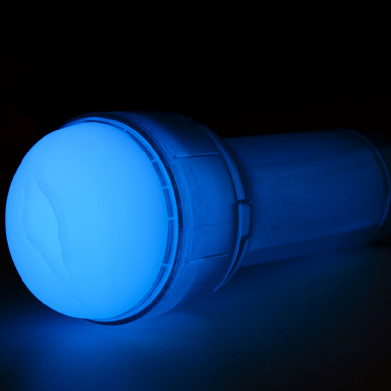 Stroker KIIROO Sentire il Bagliore nel Buio, dispositivo di stimolazione sensoriale con design ergonomico e dettagli visibili.