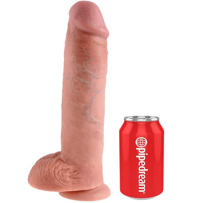Dildo KING COCK in colore carne con sfere, lungo 28 cm, morbido e realistico, ideale per uso personale.