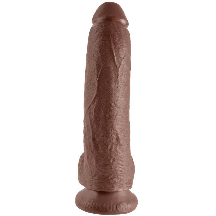 Dildo marrone KING COCK con sfere, lunghezza 22,9 cm, realizzato in silicone, con dettagli realistici e texture.