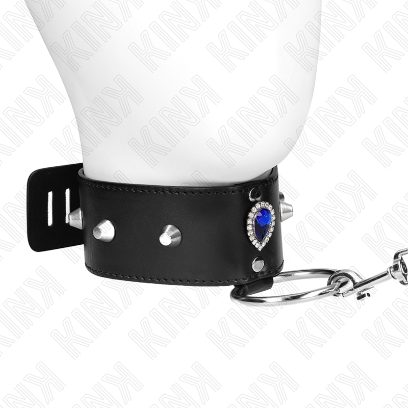 Collana KINK di 65 cm con cinturino regolabile da 36 a 43 cm, dettagli con diamanti blu, stile elegante e sofisticato.