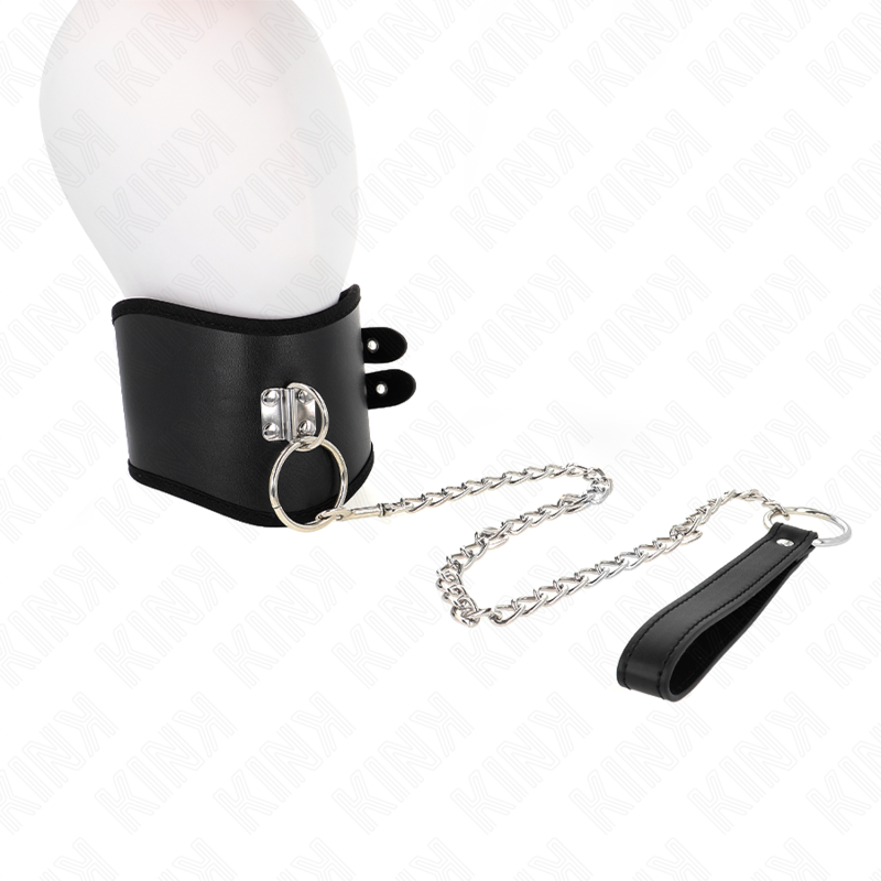 Collana KINK da 65 cm con cinturino largo regolabile tra 40 e 55 cm, in pelle nera, con dettagli decorativi.