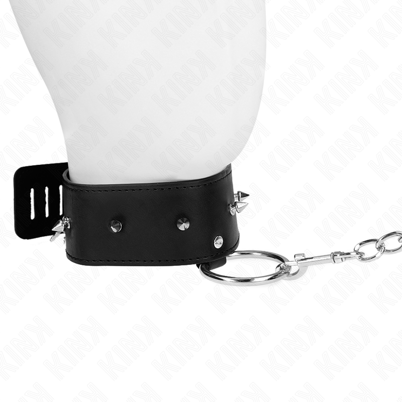 Collana KINK di 65 cm con guinzaglio e borchie in argento, modello regolabile 36-43 cm, con dettaglio di borchie e catena.