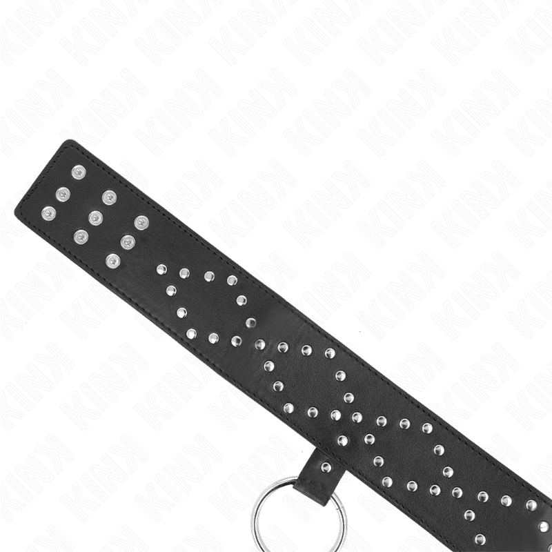 Collana di 65 cm con guinzaglio e borchie argento, modello regolabile 36-43 cm, di KINK COLLAR & GAG, con dettagli in metallo.