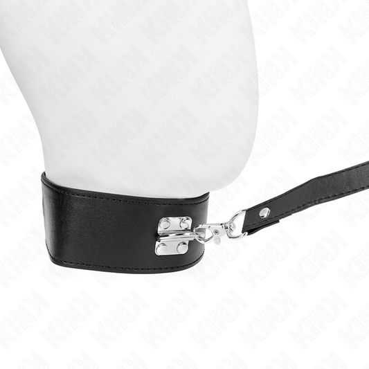 Collana con cintura regolabile KINK, lunghezza 116 cm, modello 2, in pelle nera, con dettagli metallici e chiusura regolabile.
