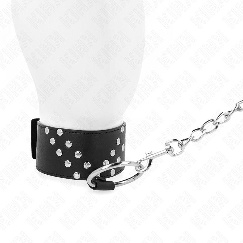 Collana con cintura KINK in pelle nera regolabile, con rivetto a V, lunghezza 65 cm, cinturina 36-43 cm, larghezza 5 cm.