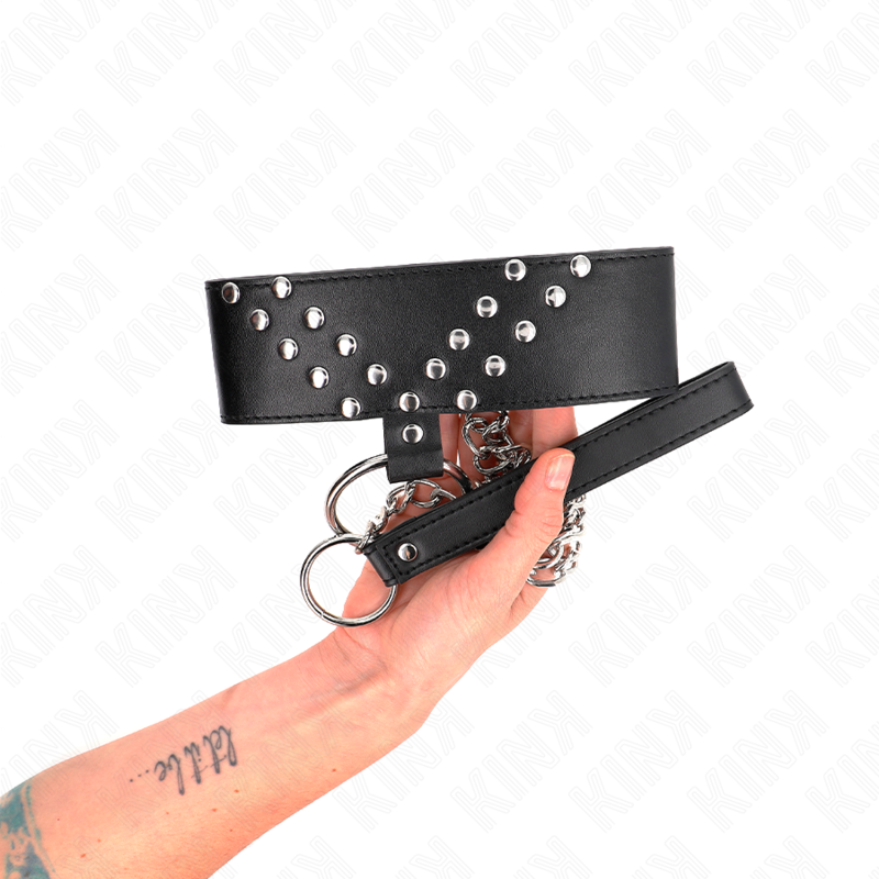 Collana con cintura KINK in pelle nera, lunghezza 65 cm, con rivetto a V regolabile da 36 a 43 cm, ampiezza 5 cm.