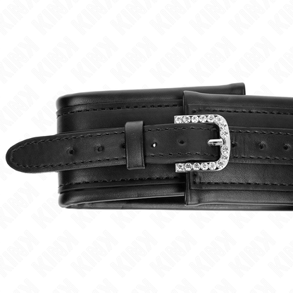 Collana KINK con cinturino con fibbia lucida, lunghezza 65 cm, dettagli in metallo e design elegante.