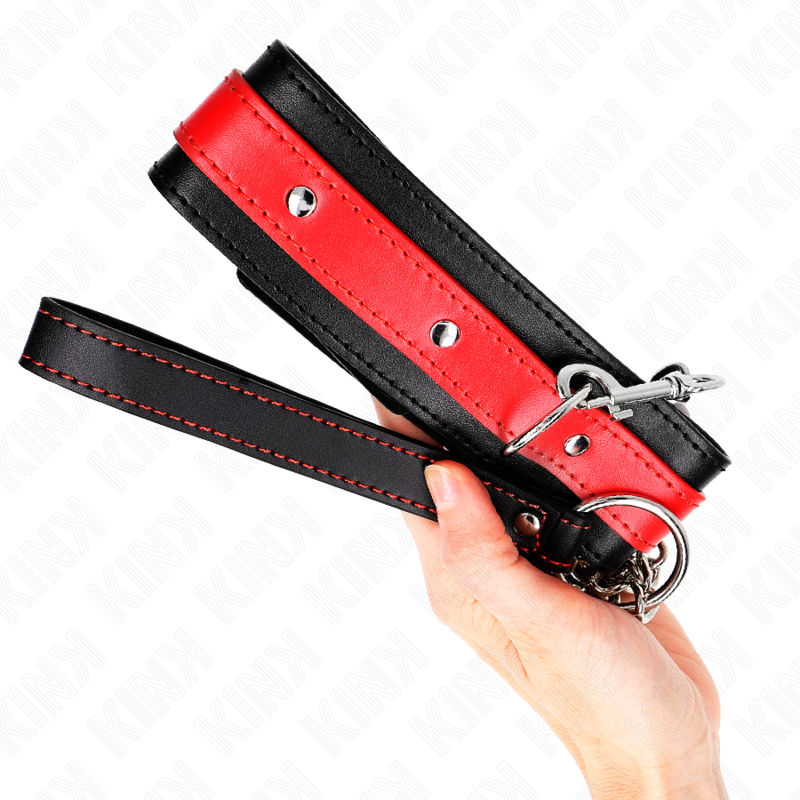 Collana con cinturino rosso regolabile KINK, lunga 65 cm e larga 5 cm, in pelle e metallo, con dettagli decorativi.