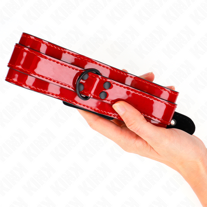 Collana regolabile KINK in vino rosso, lunghezza 37,5-49,5 cm, con dettagli in metallo, vista frontale.
