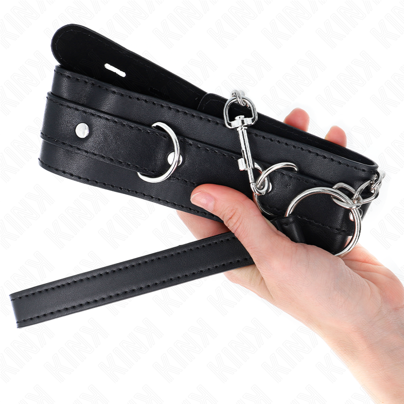 Collare con cintura nero di 65 cm con cinturino regolabile, prodotto KINK Collar & Gag, visibile in dettaglio.