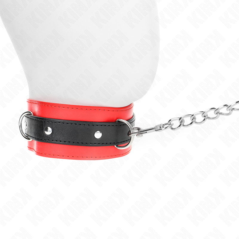 Collare con cintura KINK di 65 cm e cinturino rosso, con dettagli in pelle e fibbie, ideale per giochi di bondage.