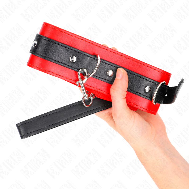 Collare con cintura di 65 cm e cinturino rosso di 54 x 4,5 cm, brand KINK COLLAR & GAG, in stile fetish.