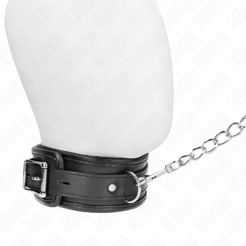 Collare KINK modello base con guinzaglio di 65 cm, in pelle nera, con fibbie e dettagli in metallo, visibile in primo piano.