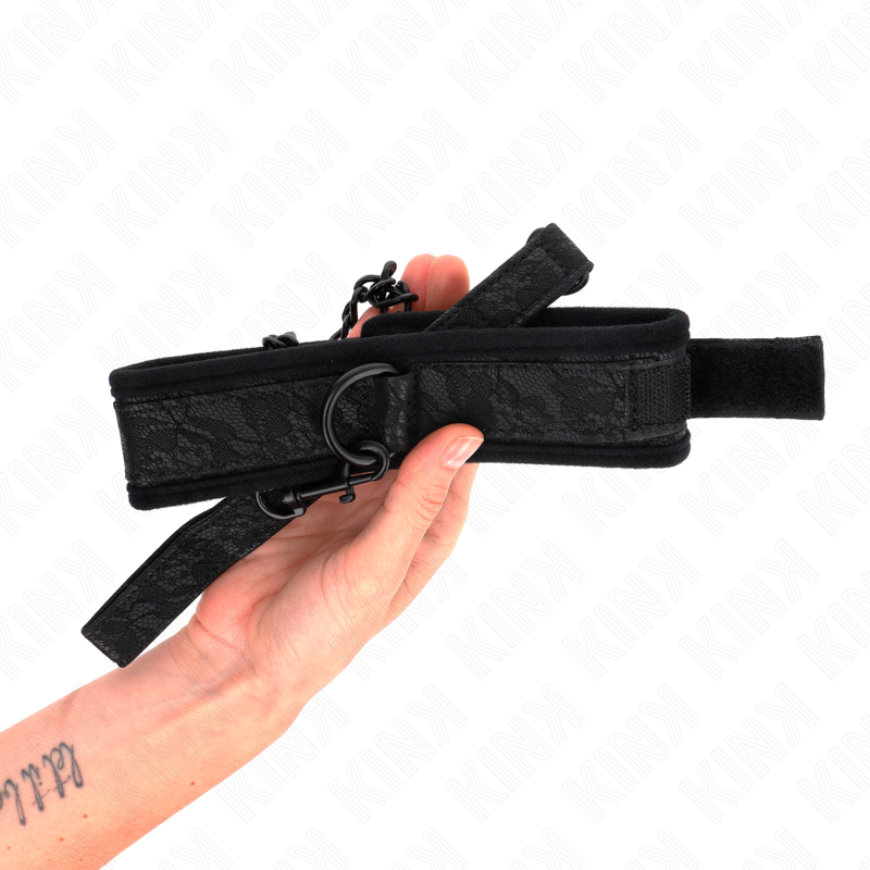 Collare base KINK con guinzaglio regolabile da 34 a 54 cm e dimensioni 5x5 cm, prodotto per giochi BDSM.