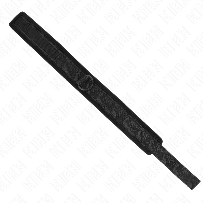 Collare KINK modello base con guinzaglio di 77 cm, regolabile tra 34 e 54 cm, in morbido materiale, per pratiche BDSM.