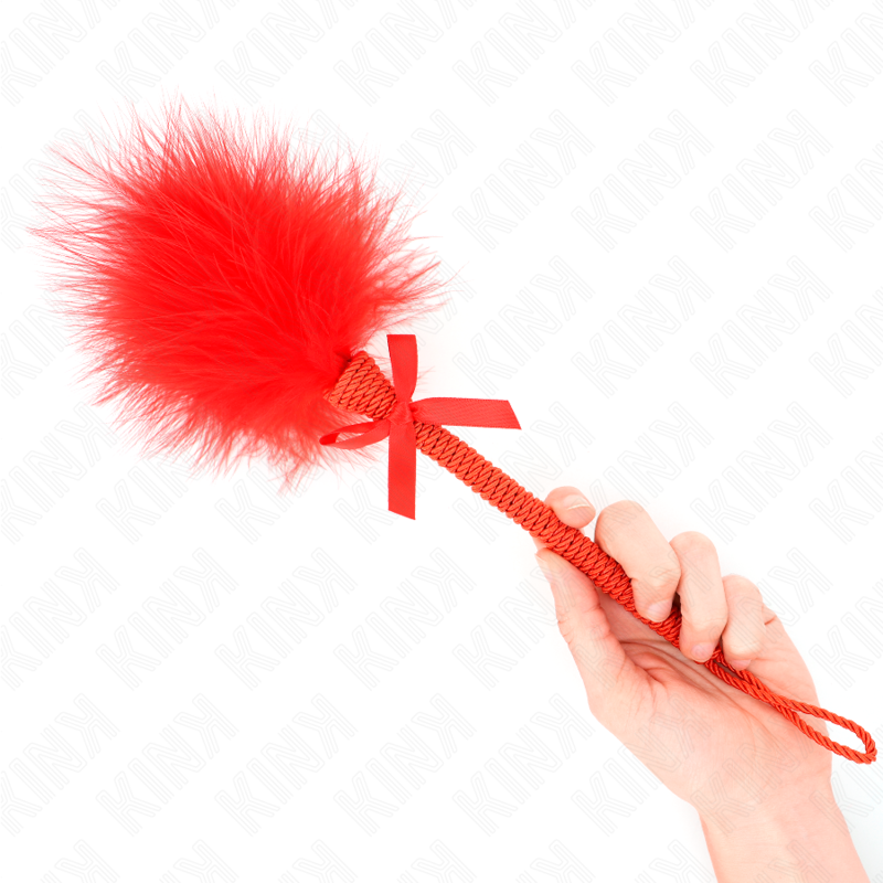 Bacchetta in corda di nylon KINK Impact & Touch con piume Tickle, fiocco rosso e lunghezza di 25 cm, su sfondo neutro