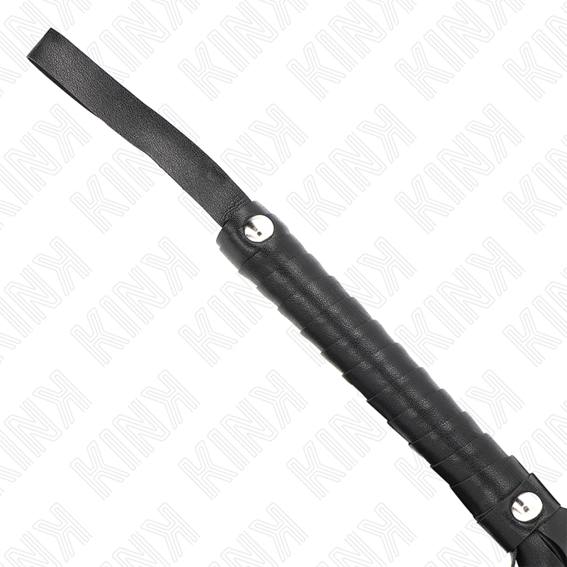 Frusta KINK Impact & Touch con coda larga nera di 48,5 cm, in pelle resistente, visibile in primo piano sull'immagine.