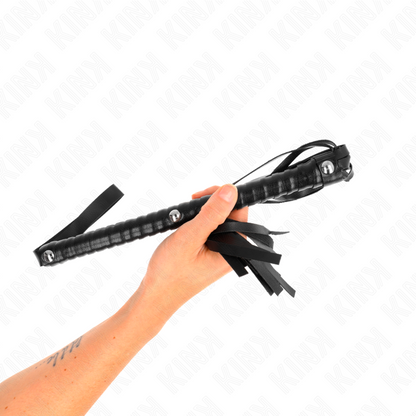Frusta KINK con manico nero strutturato lunga 48,5 cm, realizzata da KINK IMPACT & TOUCH, visibile in immagine.
