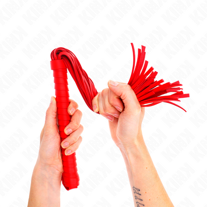 Frusta KINK con manico rosso strutturato di 48,5 cm, in pelle resistente, brand KINK IMPACT & TOUCH, visibile in primo piano.
