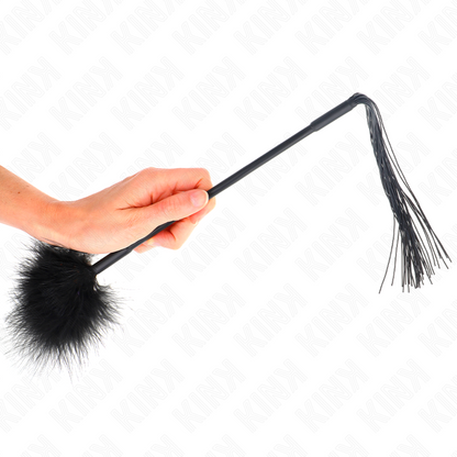 Frusta in silicone KINK con piume per solletico, lunga 47 cm, colore nero, dettagli morbidi e setosi.