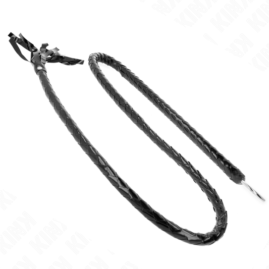 Frusta lunga in PVC lucido da 138 cm, marca KINK IMPACT & TOUCH, con manico nero e superficie lucida, perfetta per giochi di ruolo