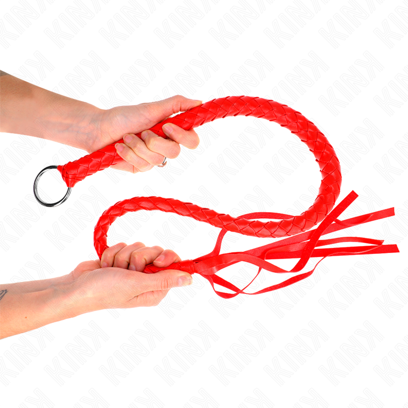Frusta serpente con anello in mano di 65 cm, prodotto KINK Impact & Touch, mostra la frusta rossa in dettagli realistici.