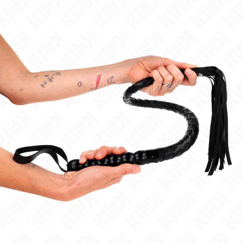 Frusta a serpente con perline KINK Impact & Touch lunga 80 cm, in pelle e dettagli decorativi, usata come accessorio BDSM.