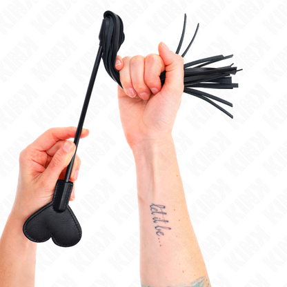 Frusta KINK Impact & Touch con paddles a cuore di 35 cm, manici in pelle e dettagli in metallo, per giochi di ruolo e BDSM