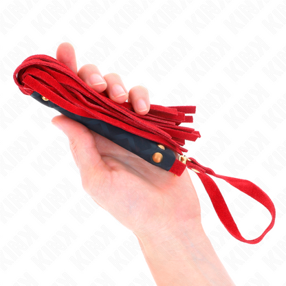 Mini frusta in camoscio rosso KINK, 30 cm, con impugnatura in pelle, ideale per giochi di ruolo e stimolazione sensoriale.
