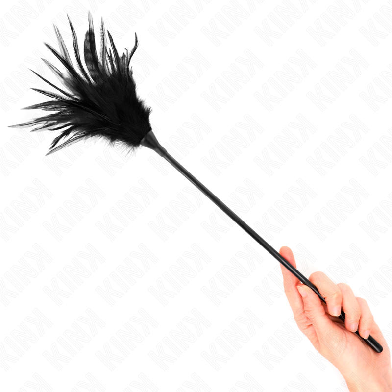 Piume nere multiple KINK Impact & Touch lunghe 45 cm, usate per stimolazione tattile, su sfondo neutro.