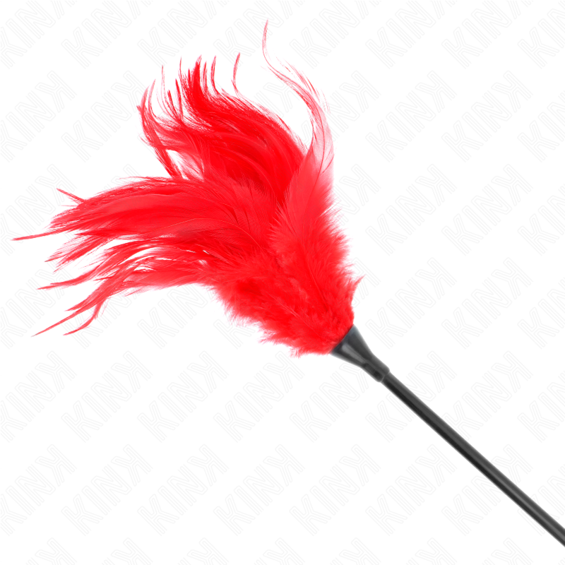 Piume rosse KINK Impact & Touch, lunghe 45 cm, utilizzate come accessorio sensuale per giochi di intimità e stimolazione.