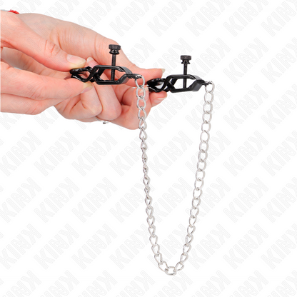 Morsetti per capezzoli KINK NIPPLE GRIP, catena piatta argento lunga 30 cm, visibile in primo piano con dettagli lucidi.