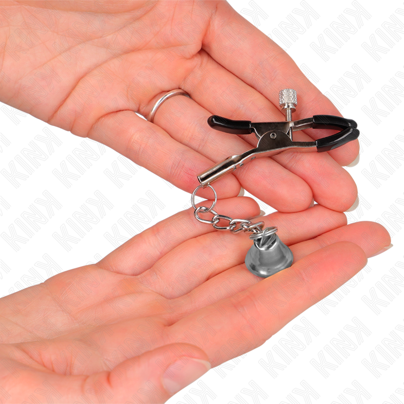 Morsetti per capezzoli KINK NIPPLE GRIP con ciondolo campanella in argento, lunghezza 6 cm, dettagli metallici eleganti.