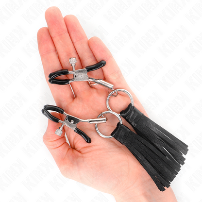 Morsetti per capezzoli KINK in similpelle con nappine, lunghezza 6 cm, dettagli realistici e design affascinante.