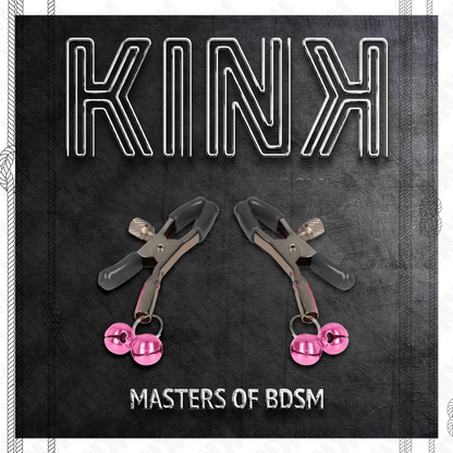 Morso per capezzoli KINK NIPPLE GRIP con doppia campana rosa, 6 cm, in metallo, dettagli decorativi, mostrato su modello con pelle nuda.