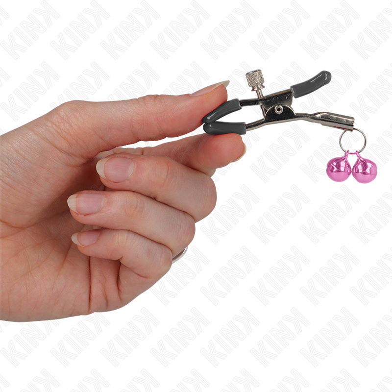 Morsetto per capezzoli KINK Nipple Grip, doppia campana rosa di 6 cm, con chiusure regolabili e dettagli in metallo.