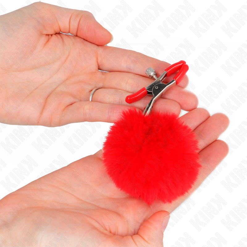 Pinza per capezzoli KINK NIPPLE GRIP con sfera in ecopelle rossa, lunghezza 6 cm, dettaglio di accessorio per giochi erotici