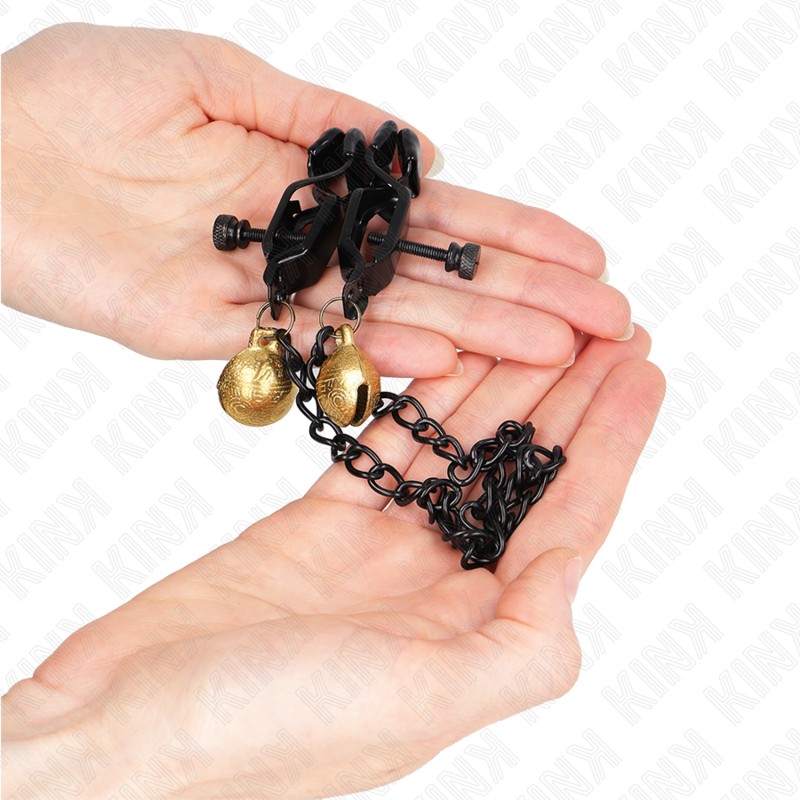 Pinze per capezzoli a catena piatta e campana argento KINK NIPPLE GRIP, lunghezza 30 cm, con dettagli in metallo lucido.