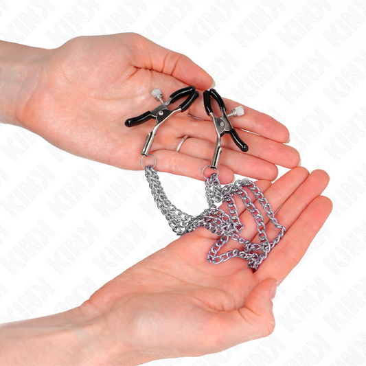 Pinze per capezzoli KINK NIPPLE GRIP con 3 catene in argento da 20, 23 e 28 cm, visibili in primo piano.