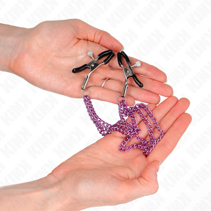 Pinze per capezzoli KINK Nipple Grip con 3 catene viola da 20, 23 e 28 cm, dettagliate e colorate.