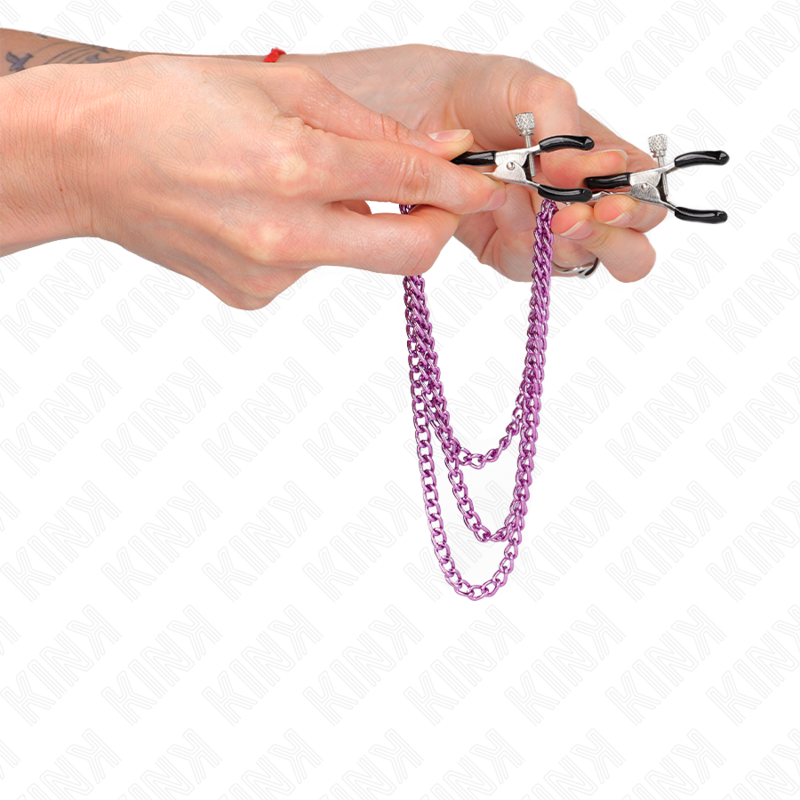 Pinze per capezzoli KINK NIPPLE GRIP con tre catene viola da 20 a 28 cm, visibili in dettaglio.