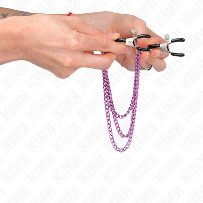 Pinze per capezzoli KINK NIPPLE GRIP con tre catene viola da 20 a 28 cm, visibili in dettaglio.