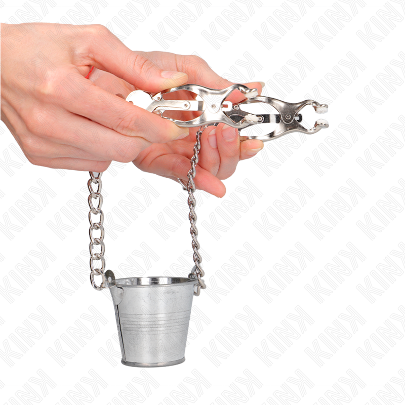 Pinze per capezzoli KINK NIPPLE GRIP con secchio in argento, accessorio per stimolazione e giochi di ruolo, visibile nell'immagine.